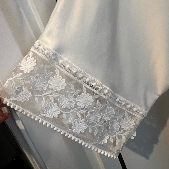 Ivory Robe - Picture 4 of 7